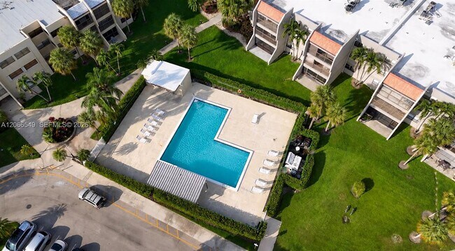 Building Photo - 220 Lakeview Dr