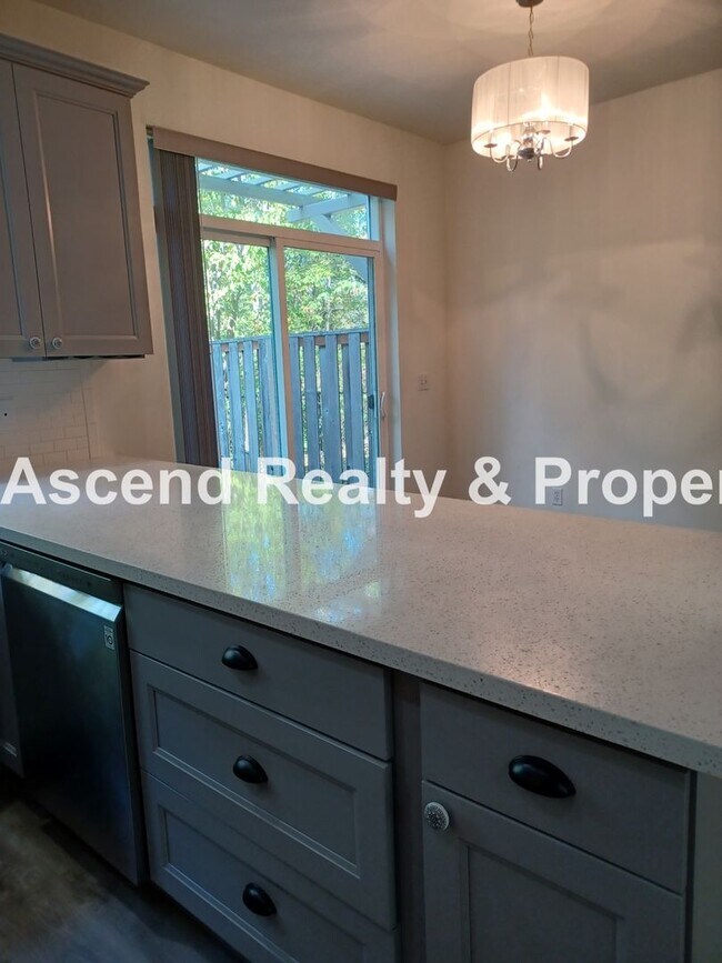 Building Photo - 3 Bed Townhome 1 Car Garage Backs to Green...