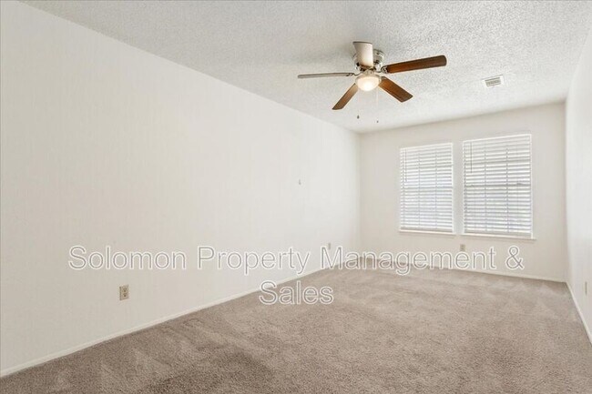 Building Photo - 1015 E Yager Ln