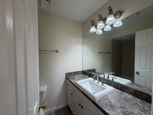 Building Photo - "Charming 3-Bedroom with 2 Full Baths in North Port"