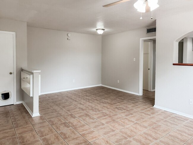 Building Photo - Beautiful Condo Near Moncus Park