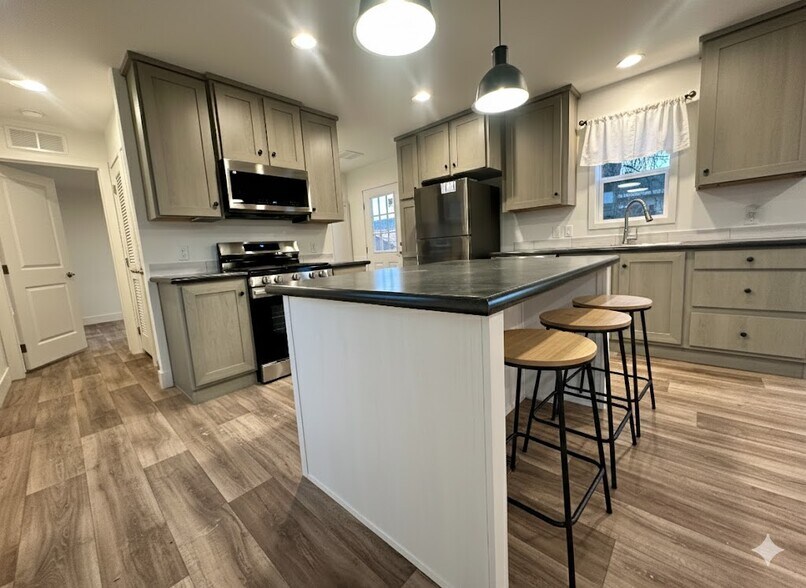 Building Photo - 19 Cavalier St N