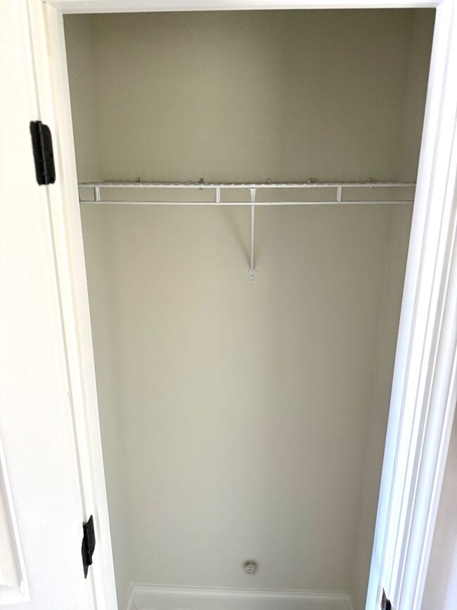 Building Photo - 4387 Ravenwood Park W