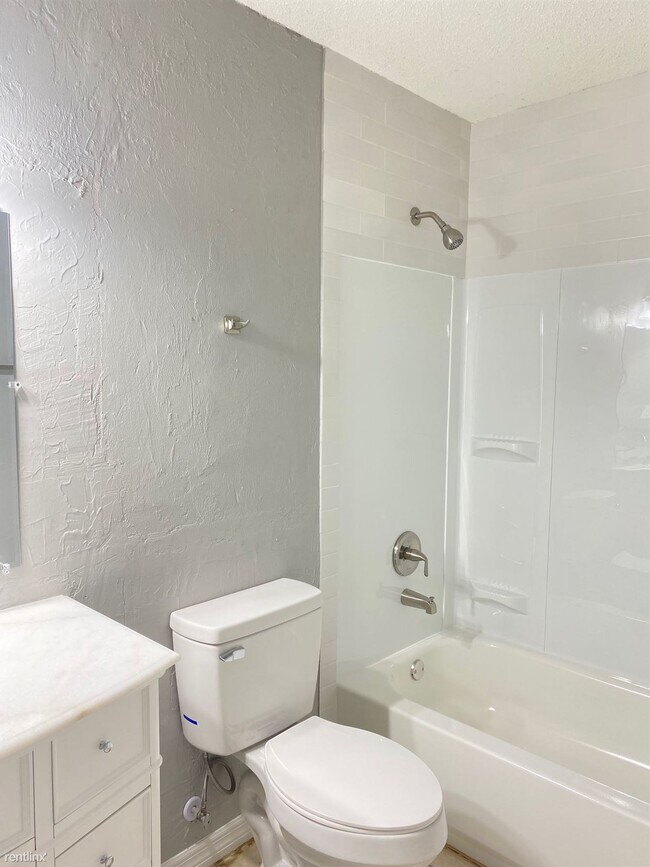 Building Photo - 3 br, 2 bath Duplex - 16A Brelyn Pl