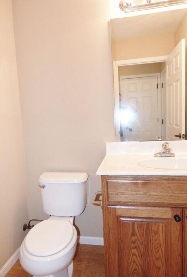 Building Photo - 4 bedroom 2.5 bathroom duplex located in a...