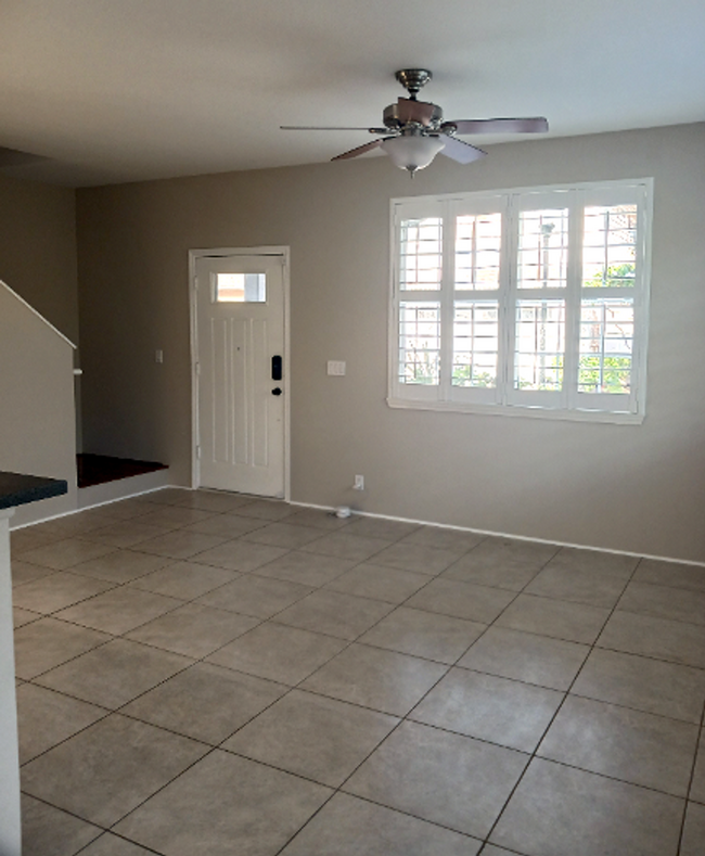 Building Photo - Immaculate 3Bedroom 2.5Bath Corner Unit - ...