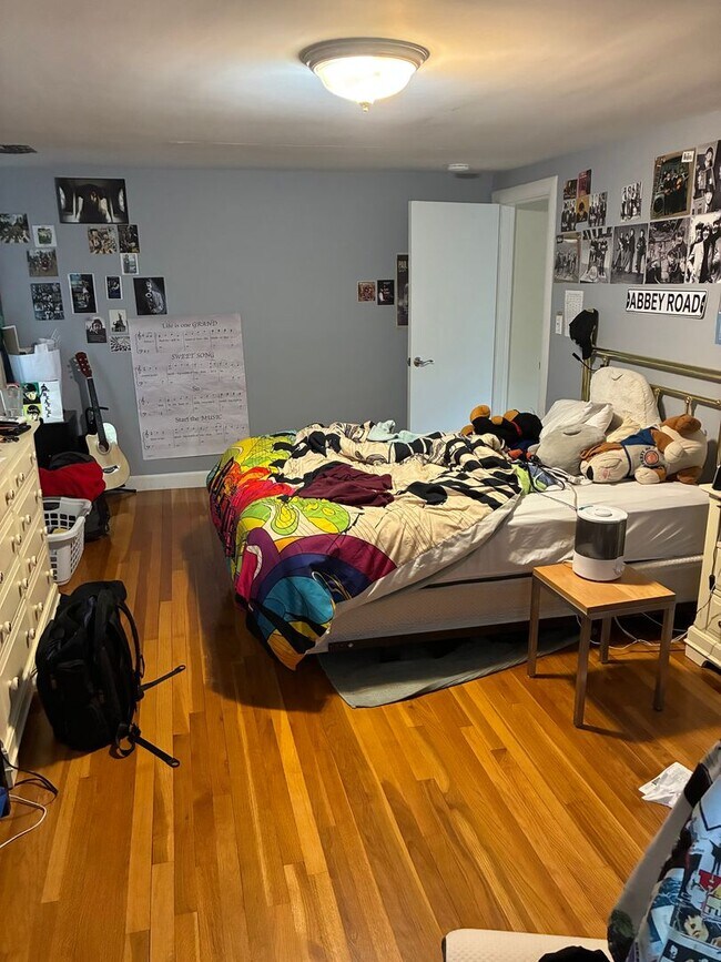 Building Photo - Beautiful single family house in a prime location in Newton