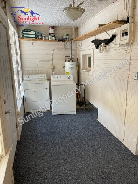 Building Photo - Charming 1 Bed 1 Bath End Unit Apartment