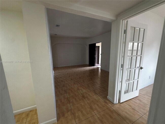 Building Photo - 350 W 34th St