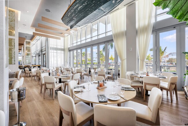 Building Photo - 220 Lake Shore Dr