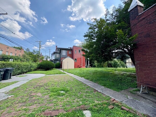 Building Photo - 2 Bedroom 1 Bathroom in Lebanon with Large...