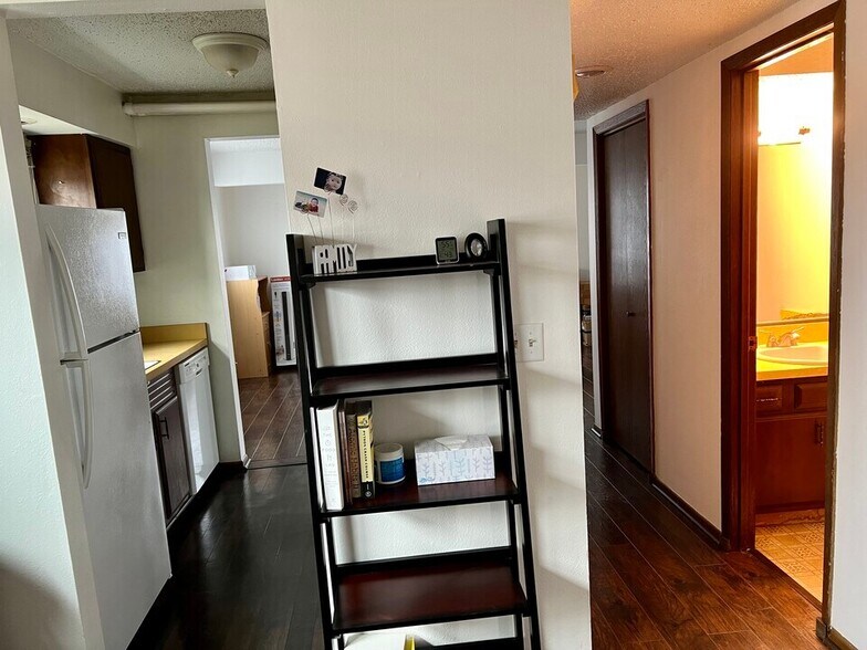 Building Photo - 605 E 16th St