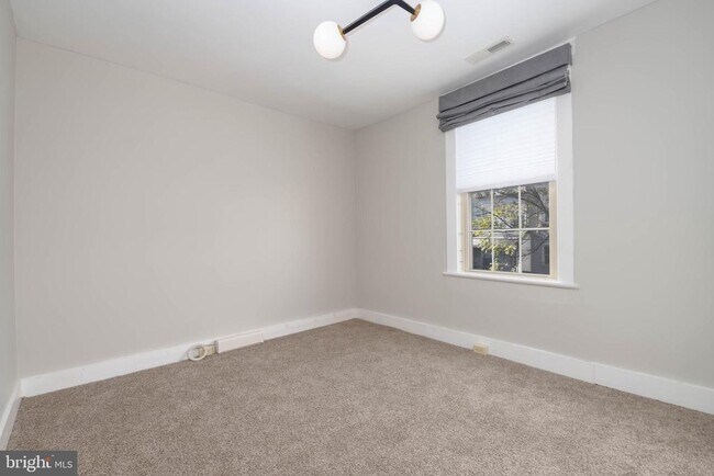 Building Photo - 224 N Milton Ave