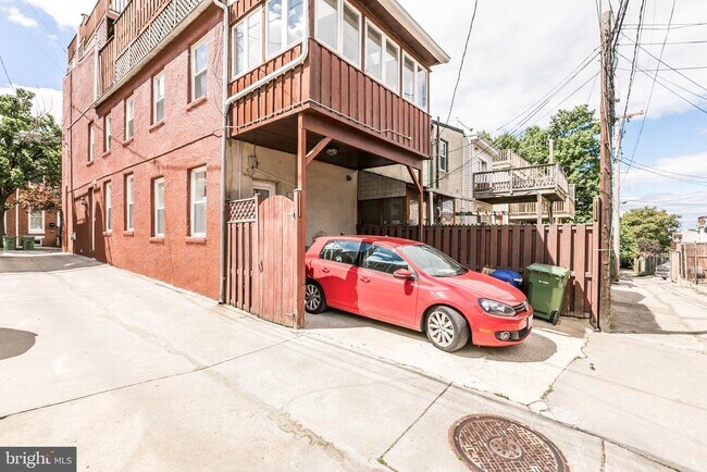Building Photo - 136 Gittings St