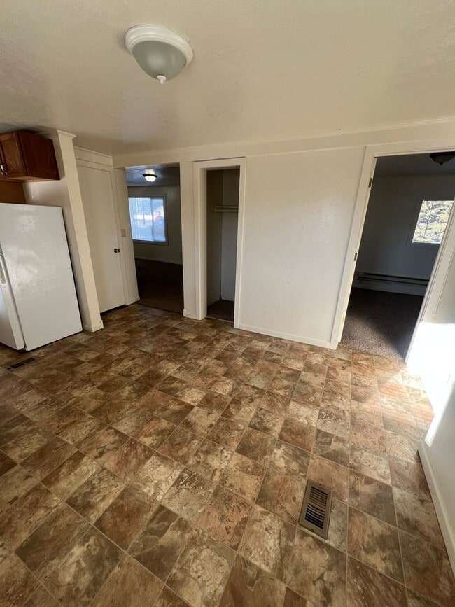 Building Photo - Room to spread out in this 3 Bedroom and 2 Bathroom - Pets Welcome