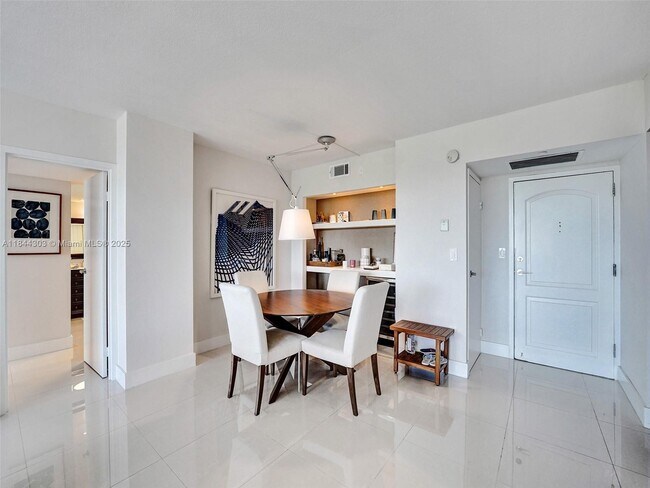 Building Photo - 3625 N Country Club Dr