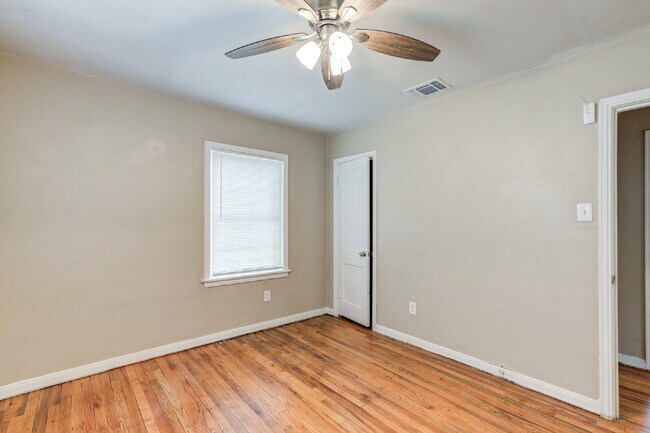 Building Photo - Wonderful updated home! 3/1!