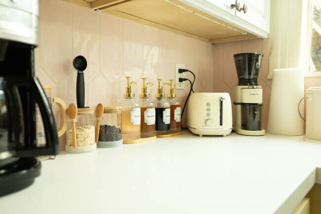 Building Photo - 1107 Broadway-SI ID1309749P