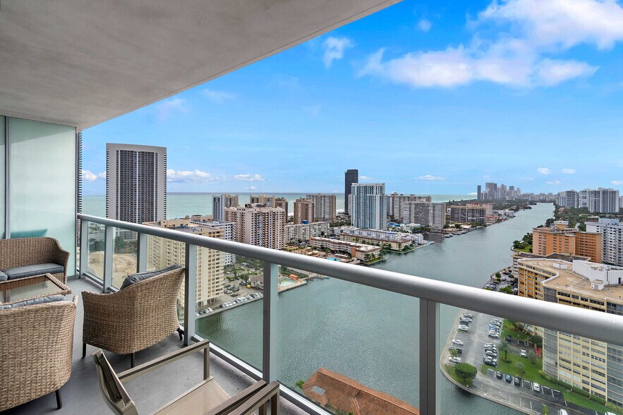 Building Photo - 2602 E Hallandale Beach Blvd