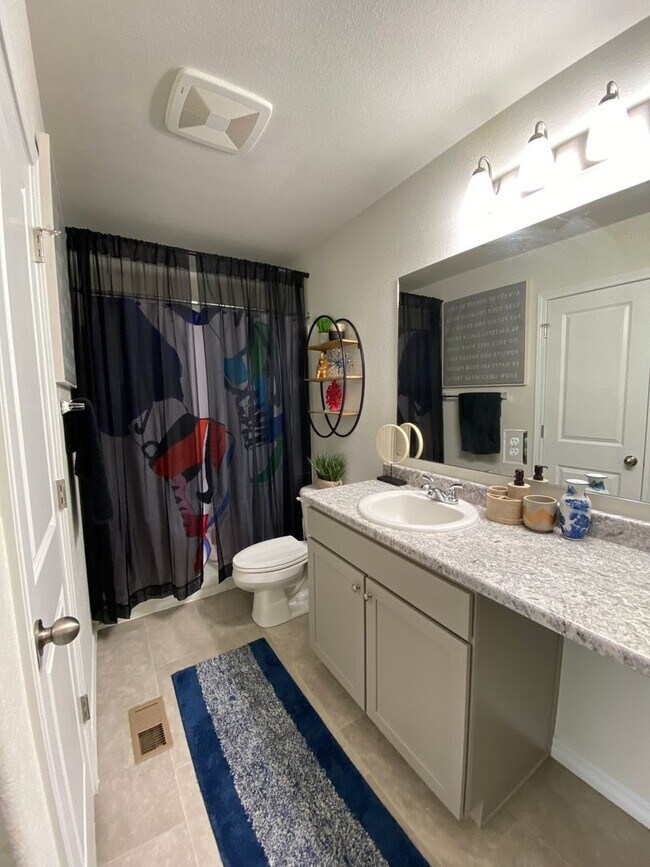 Building Photo - Stunning 3 Bedroom in NE Springs!