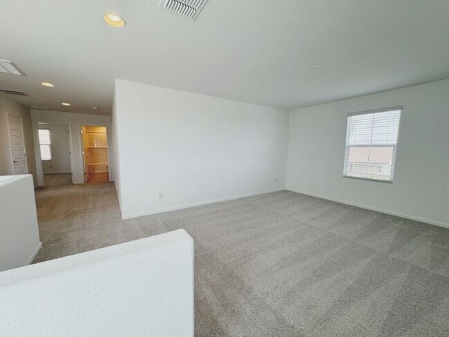 Building Photo - MOVE IN SPECIALS!! ONE MONTH RENT FREE!! New 5-Bedroom Home in Phoenix with Upgrades!