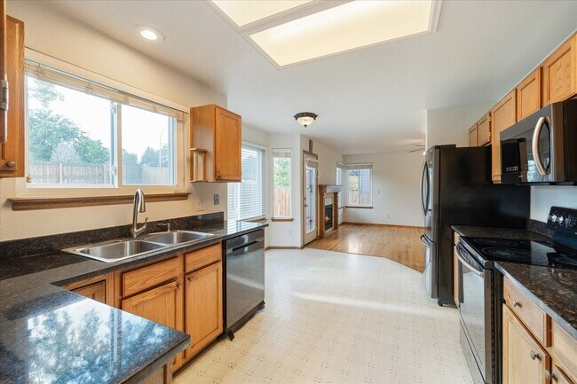 Building Photo - Gorgeous 5 Bedroom, 4 Bath Home on the Edg...