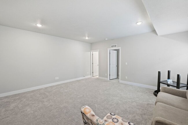 Building Photo - Modern 4BD/3BA Home with Covered Balcony &...