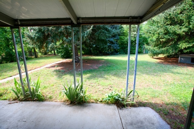 Building Photo - 2100 Floral Dr