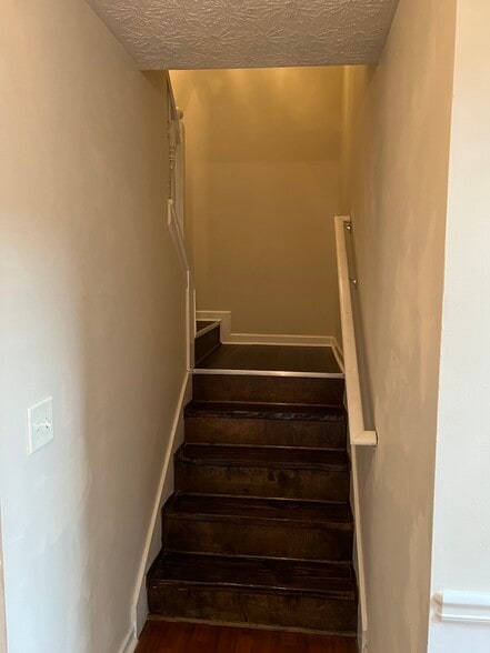 Building Photo - 827 Hannah Ct