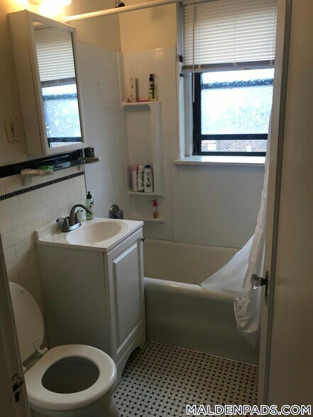 Building Photo - 349 Pleasant St