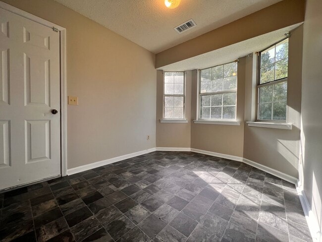 Building Photo - AVAILABLE LATE AUGUST | RECENTLY RENOVATED...