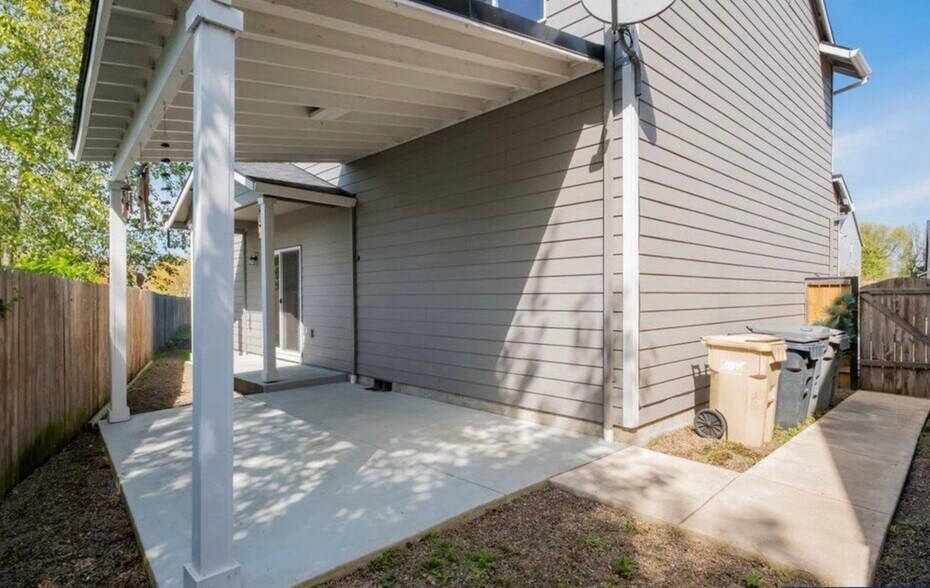 Building Photo - 4164 Sagecrest Dr NE