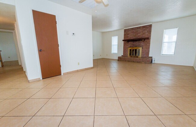 Building Photo - Charming Cul De Sac Home with Fireplace, Central A/C & Garage!