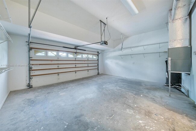 Building Photo - 242 Palm Ave