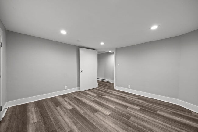 Building Photo - Newly Renovated 2 bed 1 bath!