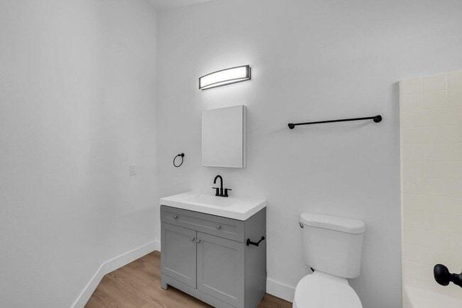 Building Photo - Remodeled La Venita Condo!