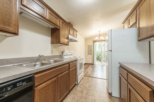 Building Photo - 2 Bedroom 2 Bath with single car garage