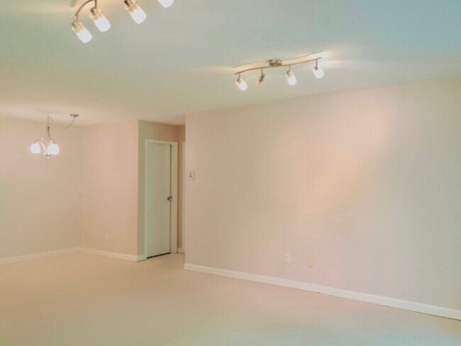Building Photo - 52 Village Brook Ln