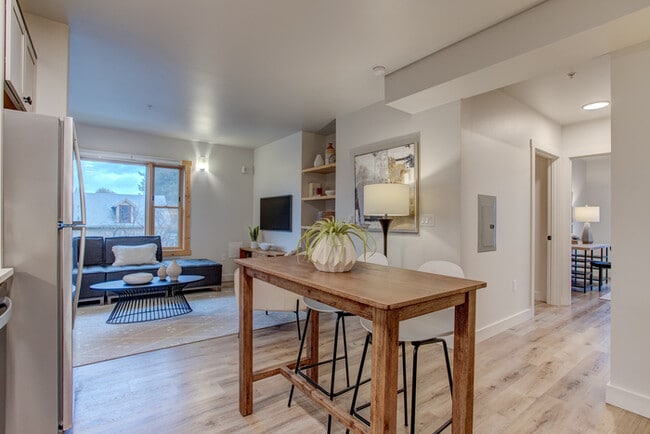 Building Photo - Luxury top floor 2bd in the heart of Sellw...