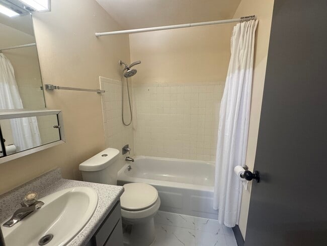 Building Photo - 3904 Sunset Square