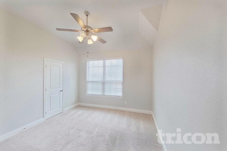 Building Photo - 536 Longhorn Ln