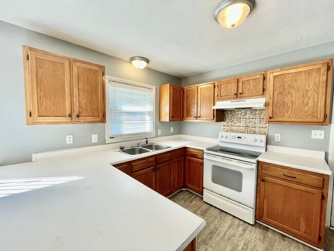 Building Photo - 3 Bedroom, 1.5 Bath RANCH Style NEST