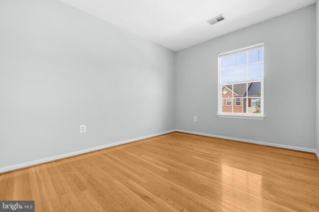 Building Photo - 6687 Roderick Loop