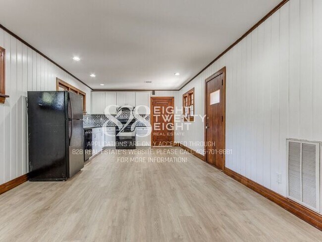 Building Photo - **AVAILABLE NOW!** 3 BED/2 BATH DUPLEX - CLOSE TO CAMPUS!