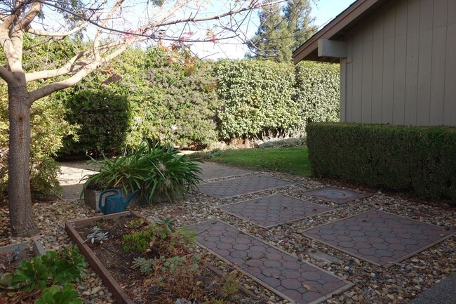 Building Photo - 105 Almond Dr