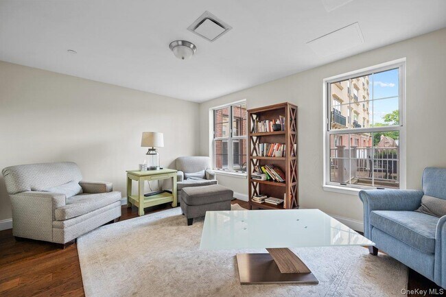 Building Photo - 10 Byron Pl