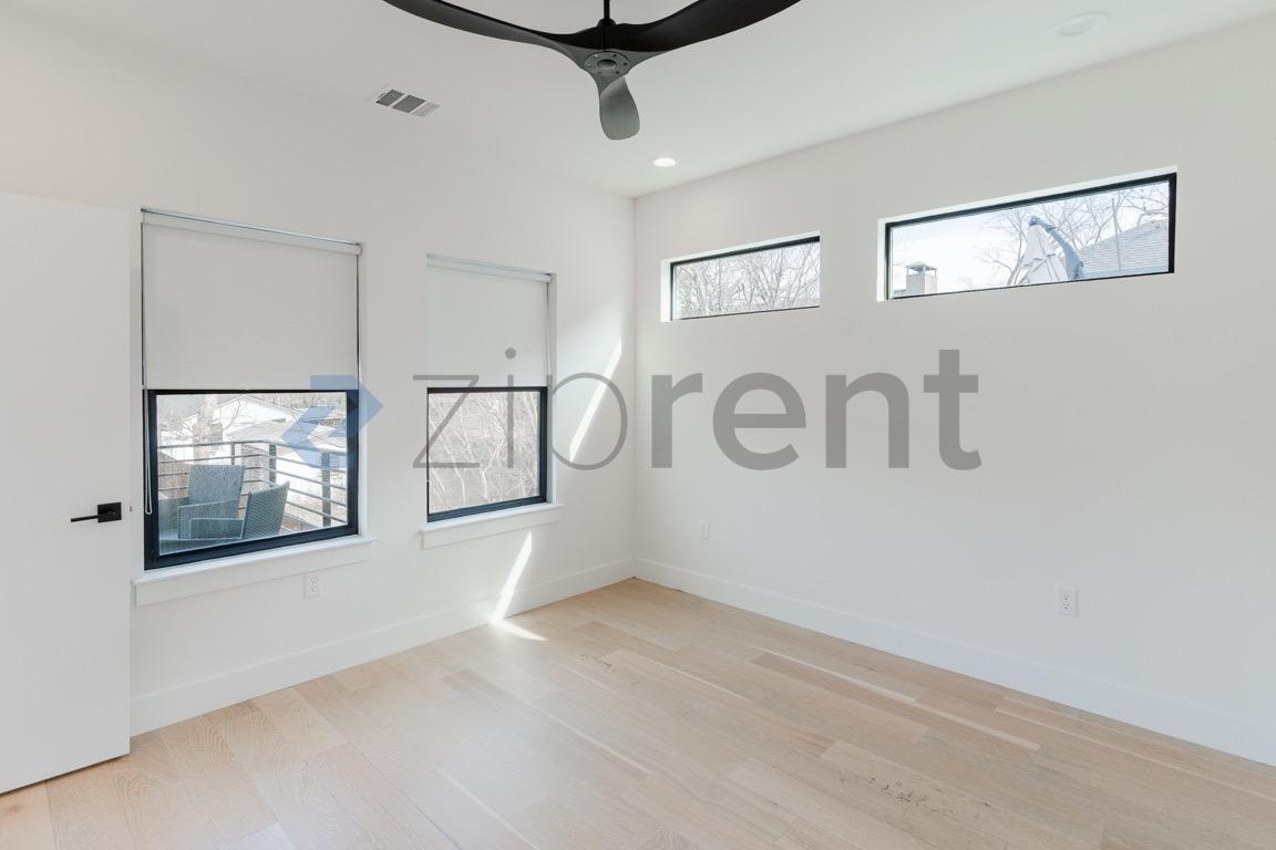 Building Photo - 2916 E 13th St