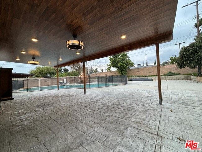 Building Photo - 13047 N Macneil St