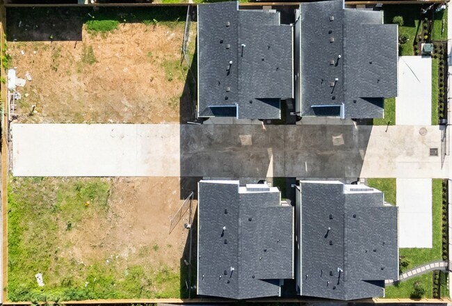 Building Photo - 1122 Hogan St