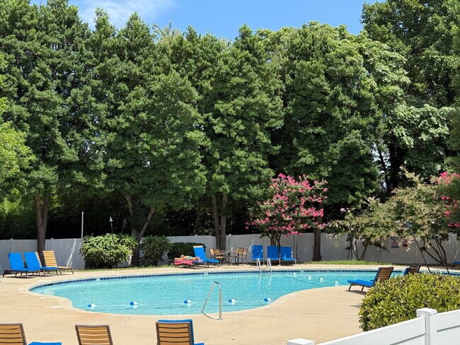 Building Photo - "Charming 2-Bed Condo in Greensboro with Spacious Layout, community clubhouse and POOL!"